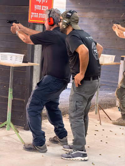 תרגול ירי באקדח בליווי מדריך