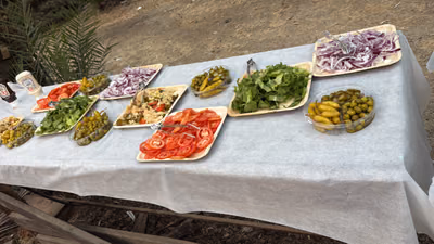 שולחן ארוחה במפגש הקהילה
