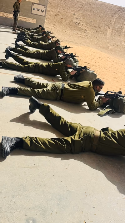 שורת חיילים במטווח — כיתות כוננות