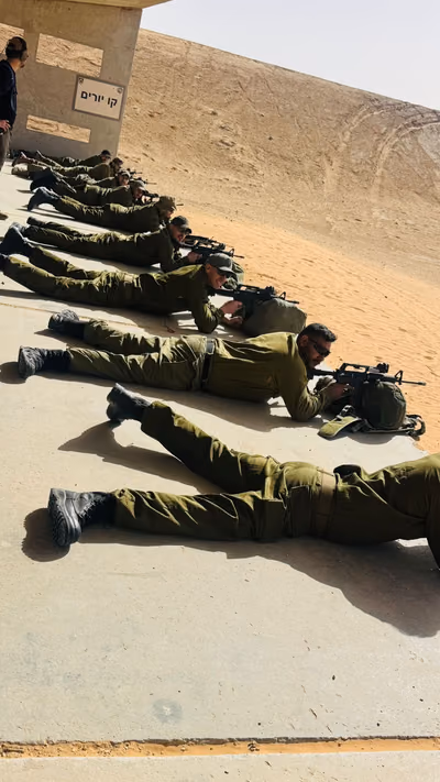 חיילים בתרגול ירי בשכיבה — כיתות כוננות