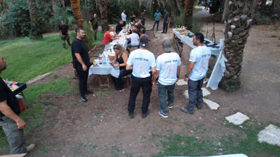 משתתפים במפגש קהילתי בחצר